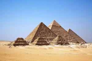 אתר הפירמידות בגיזה במבט מדרום-מערב, מתוך אתר "ויקיפדיה"